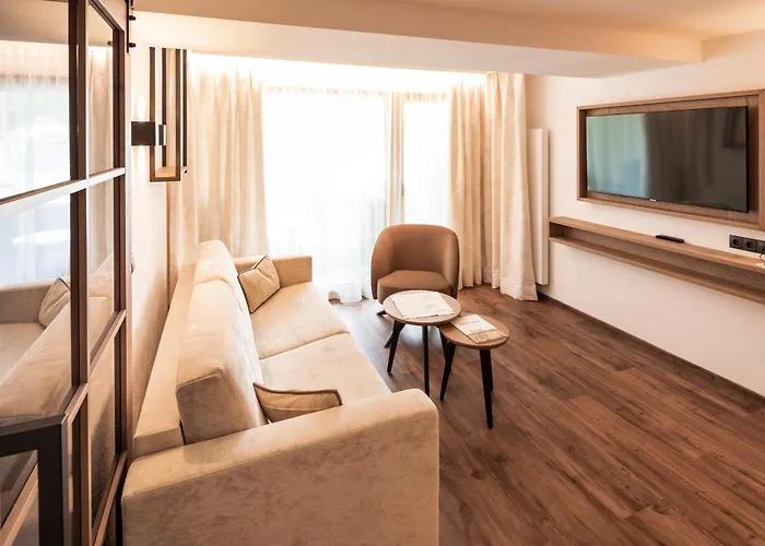 Superior Post 4* 이스크글